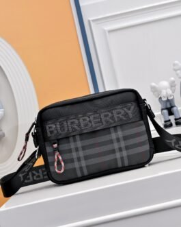 Burberry Sacoche noire à logo oversize