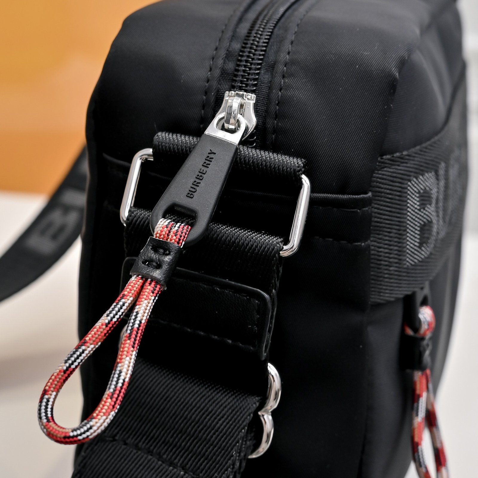 Burberry Sacoche noire à logo oversize