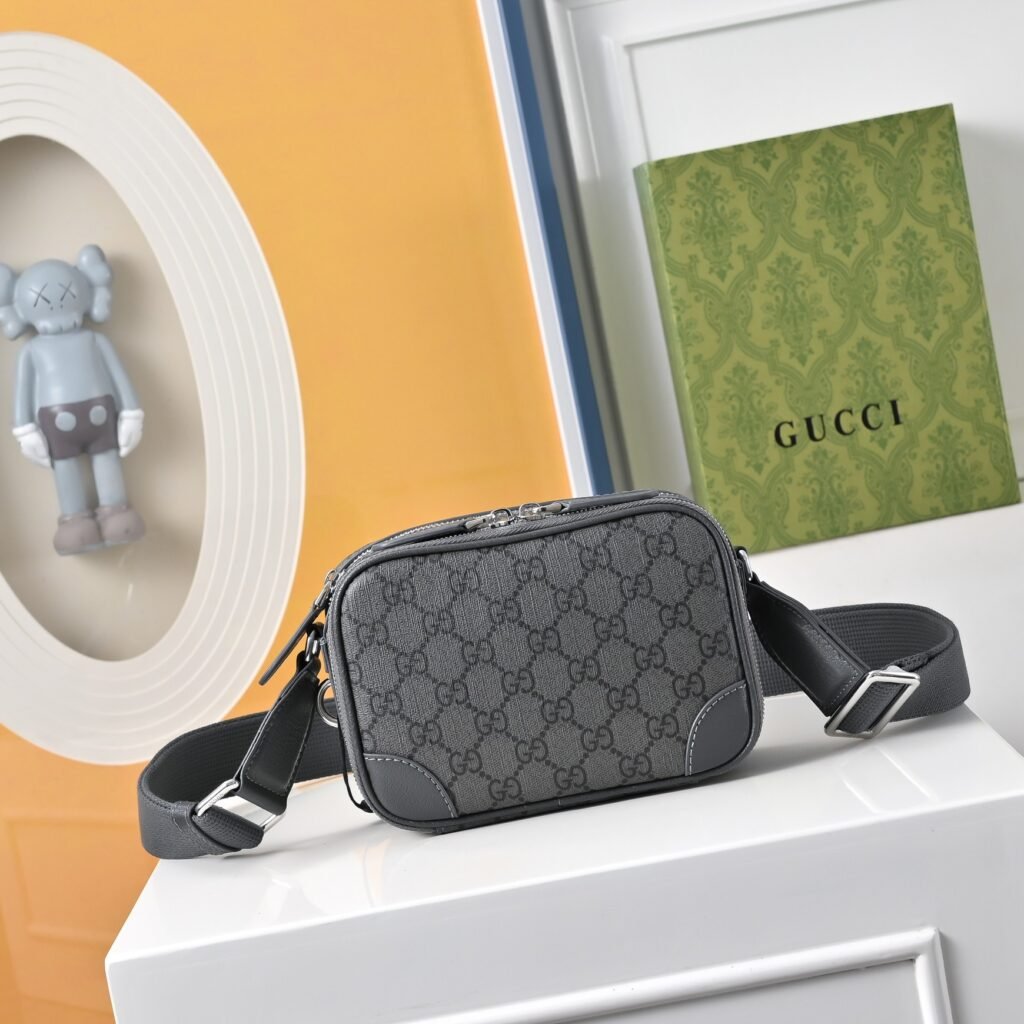 Gucci Sacoche GG noire à large bandoulière