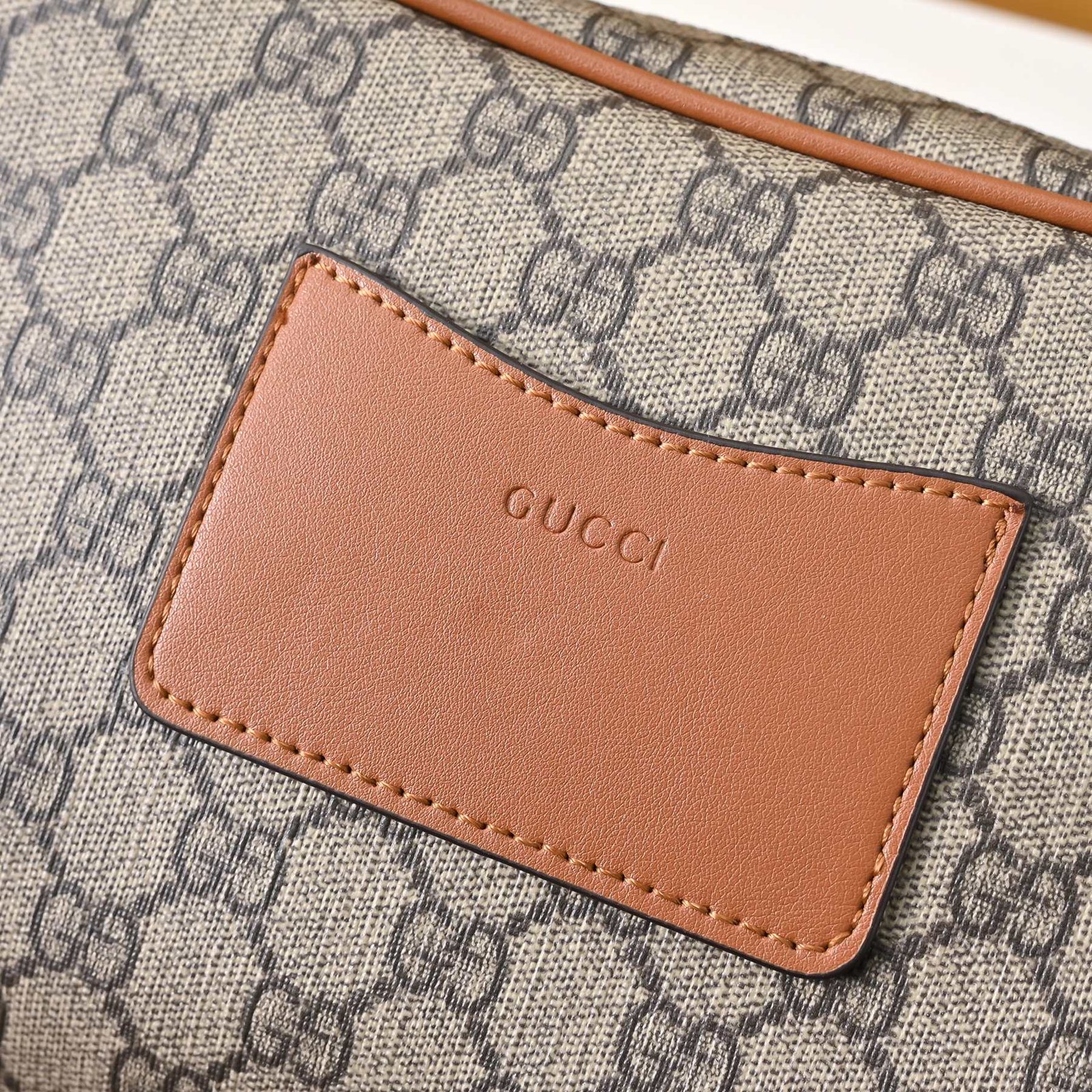 Gucci Sacoche GG beige à finitions cuir marron