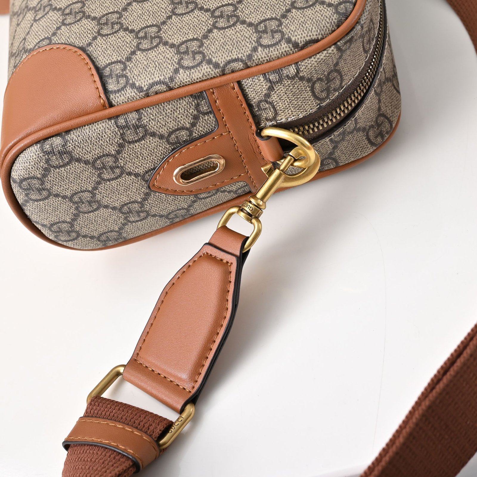 Gucci Sacoche GG beige à finitions cuir marron