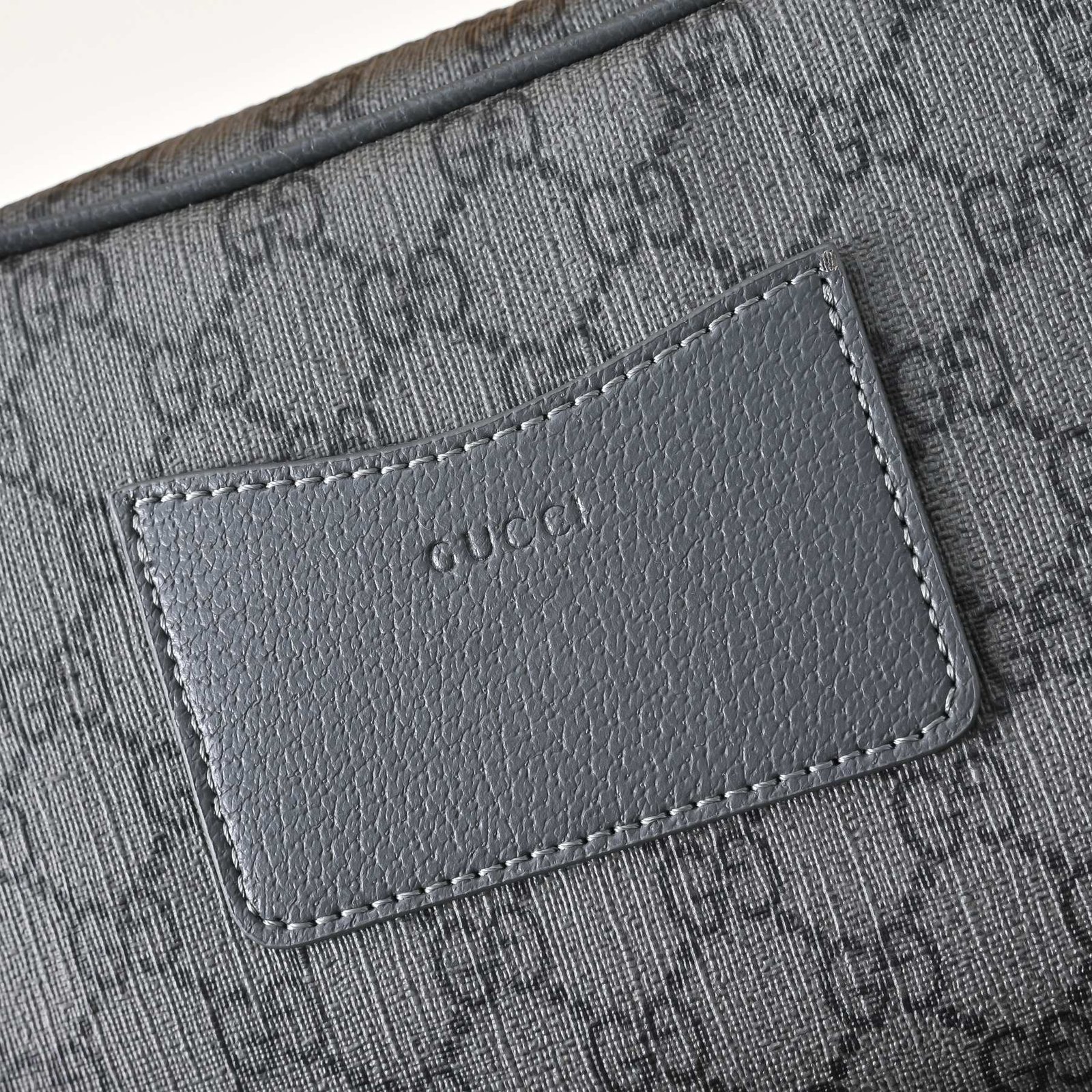 Gucci Sacoche GG noire à double zip