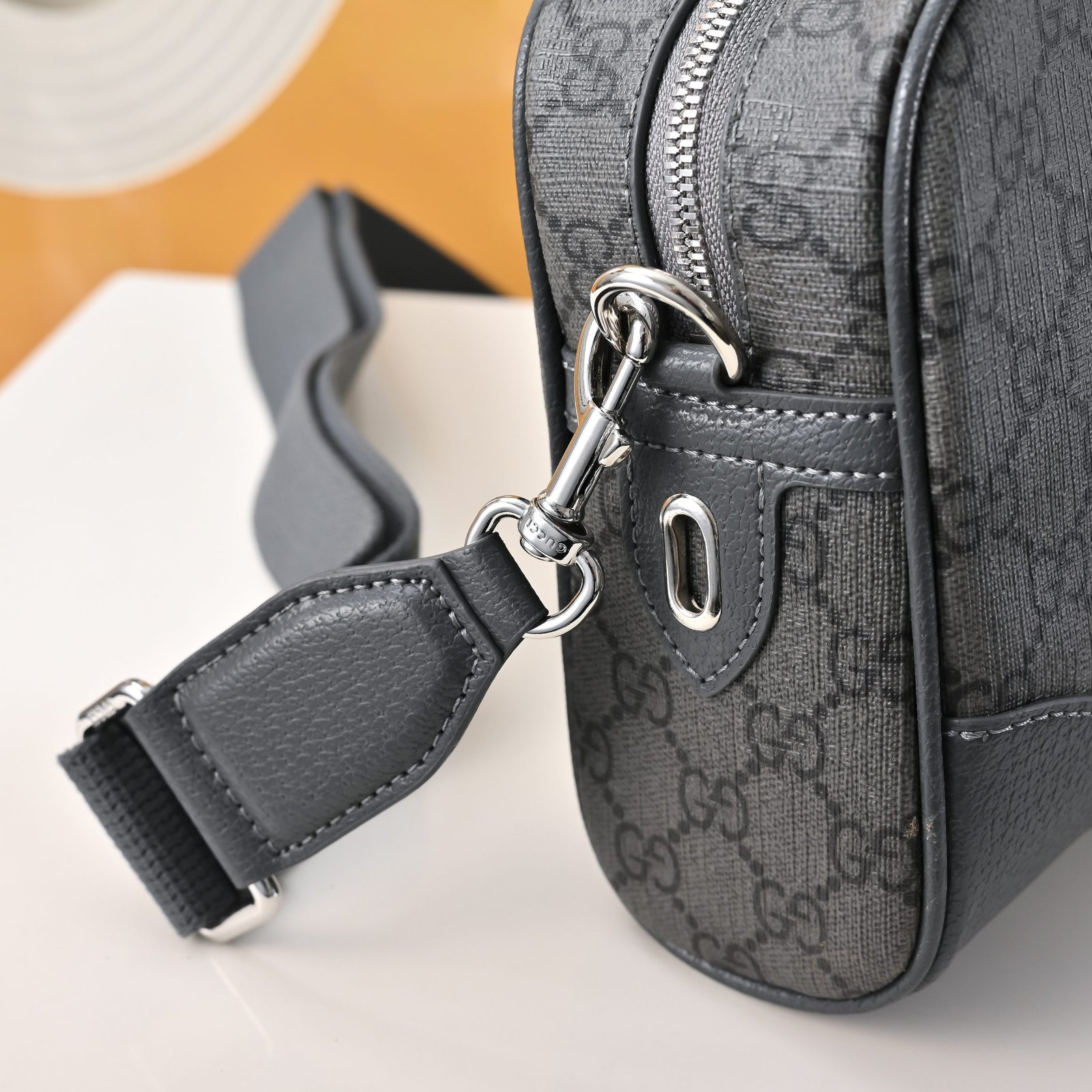 Gucci Sacoche GG noire à double zip