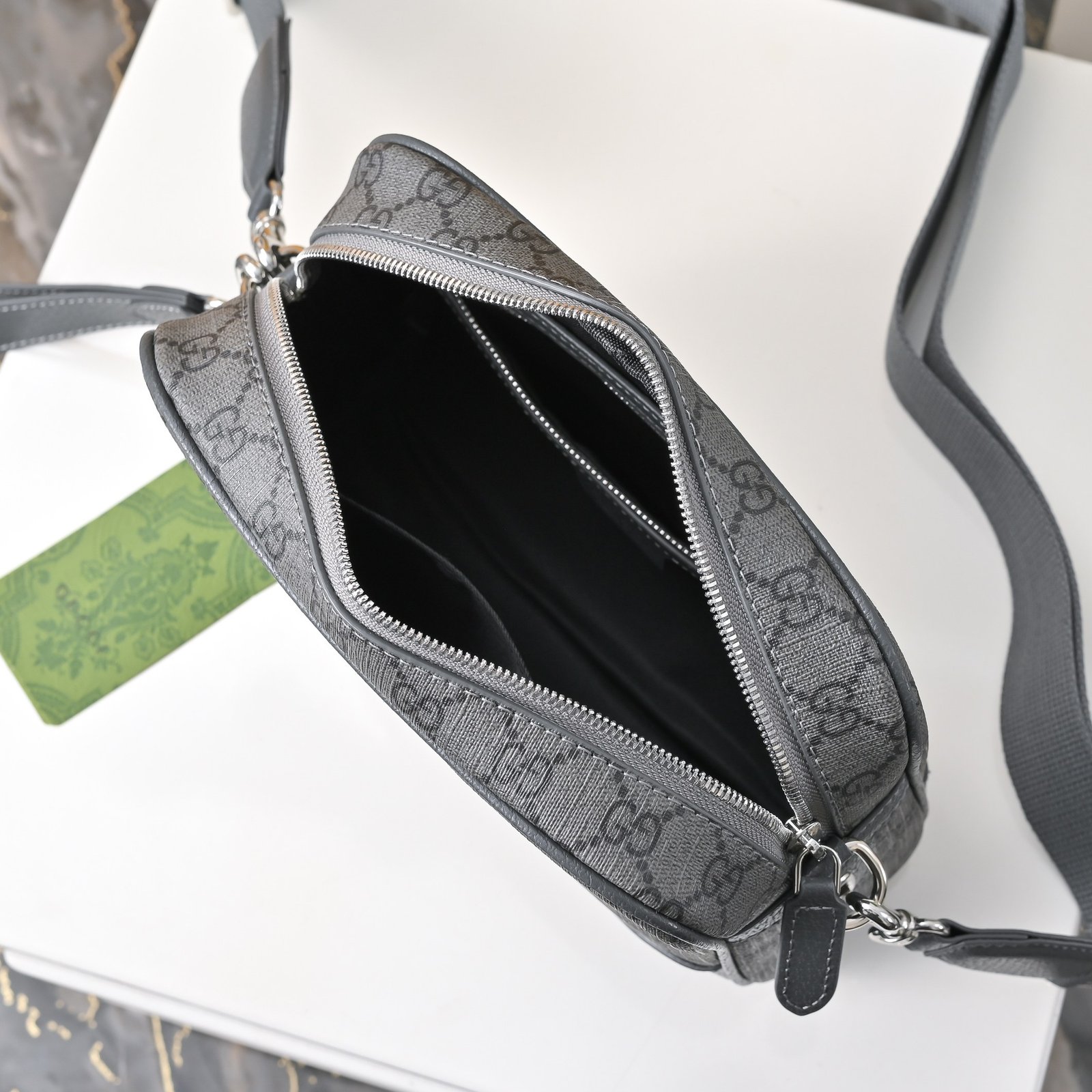 Gucci Sacoche GG noire à double zip