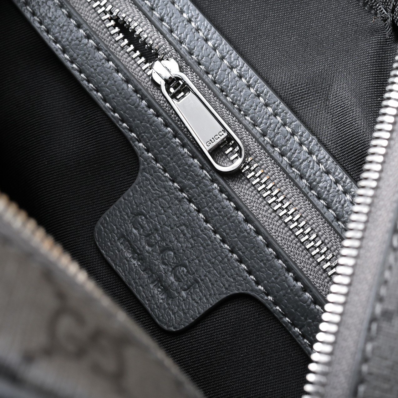 Gucci Sacoche GG noire à double zip