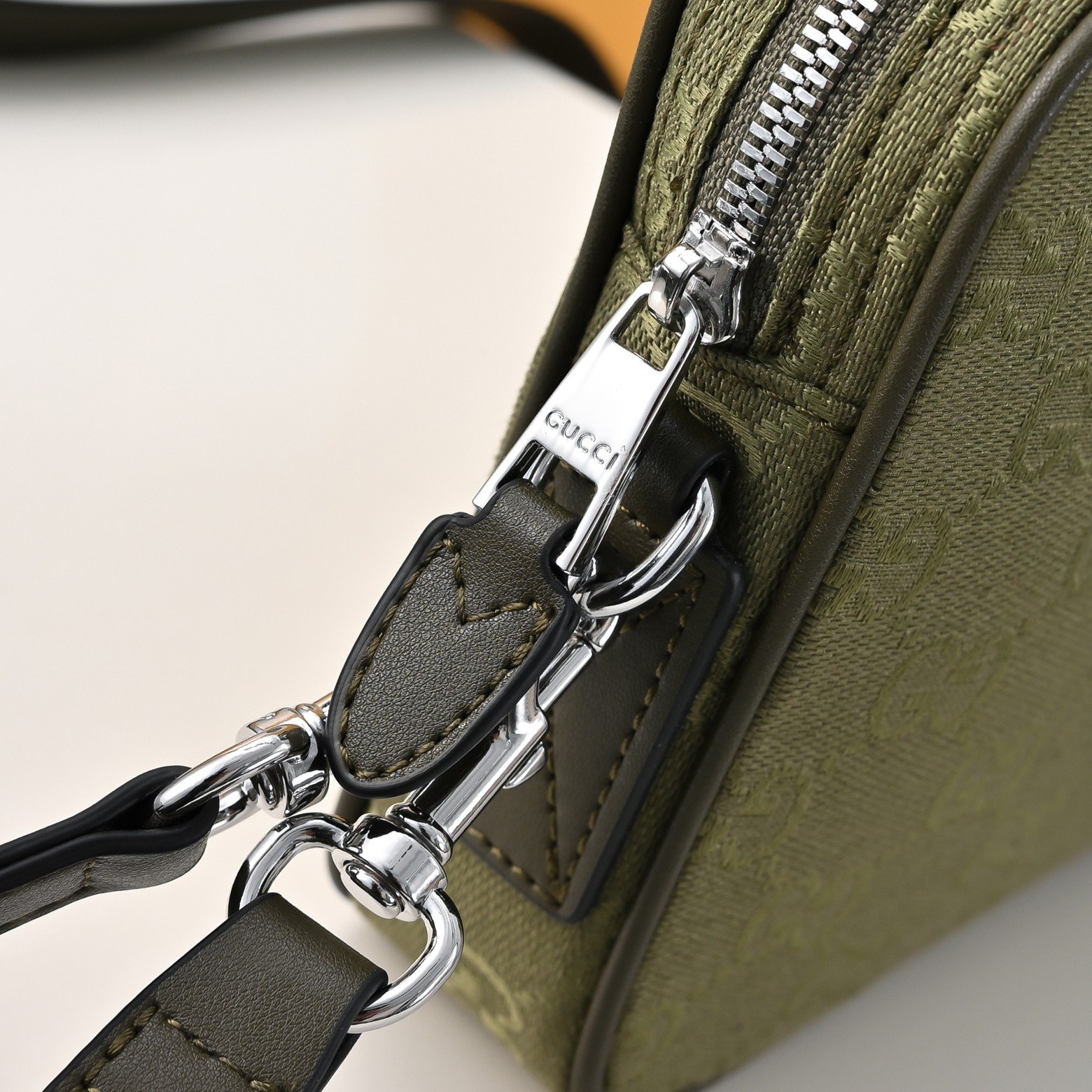 Gucci Sacoche GG vert olive
