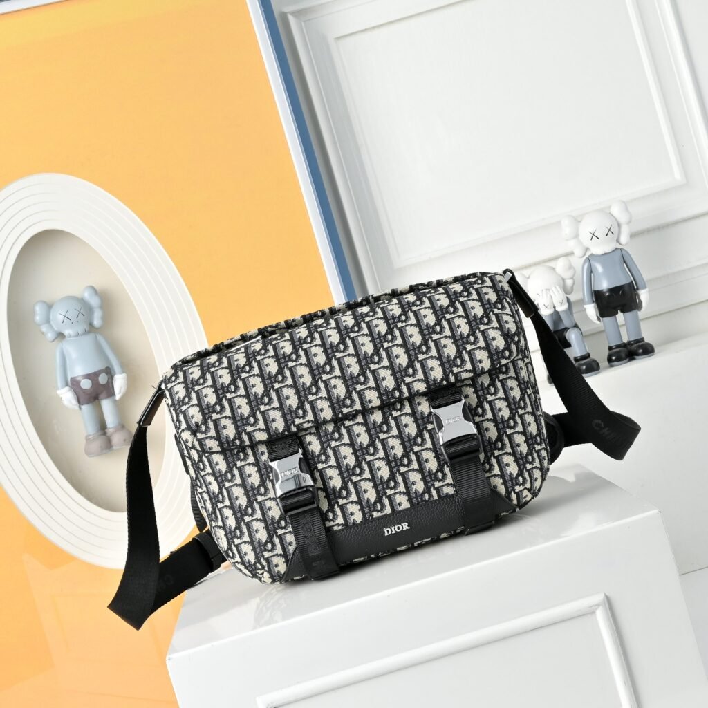 Dior Sacoche Dior Oblique noire et blanche à boucle