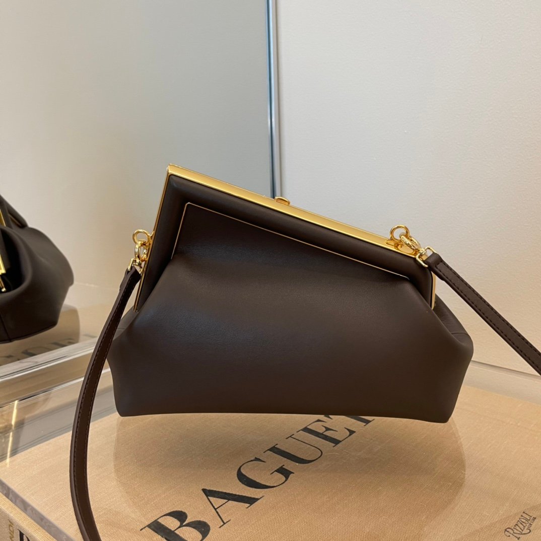 Fendi First petit sac marron foncé