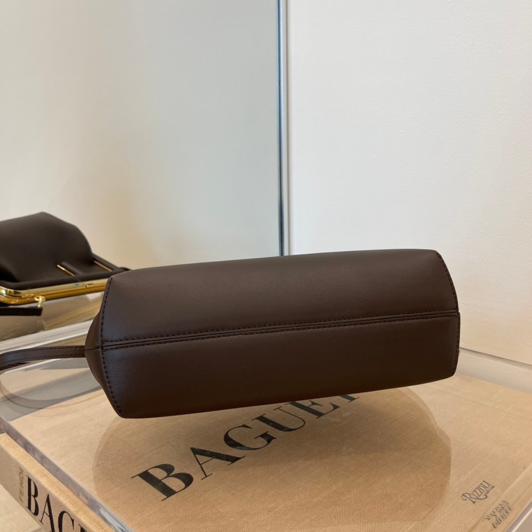 Fendi First petit sac marron foncé