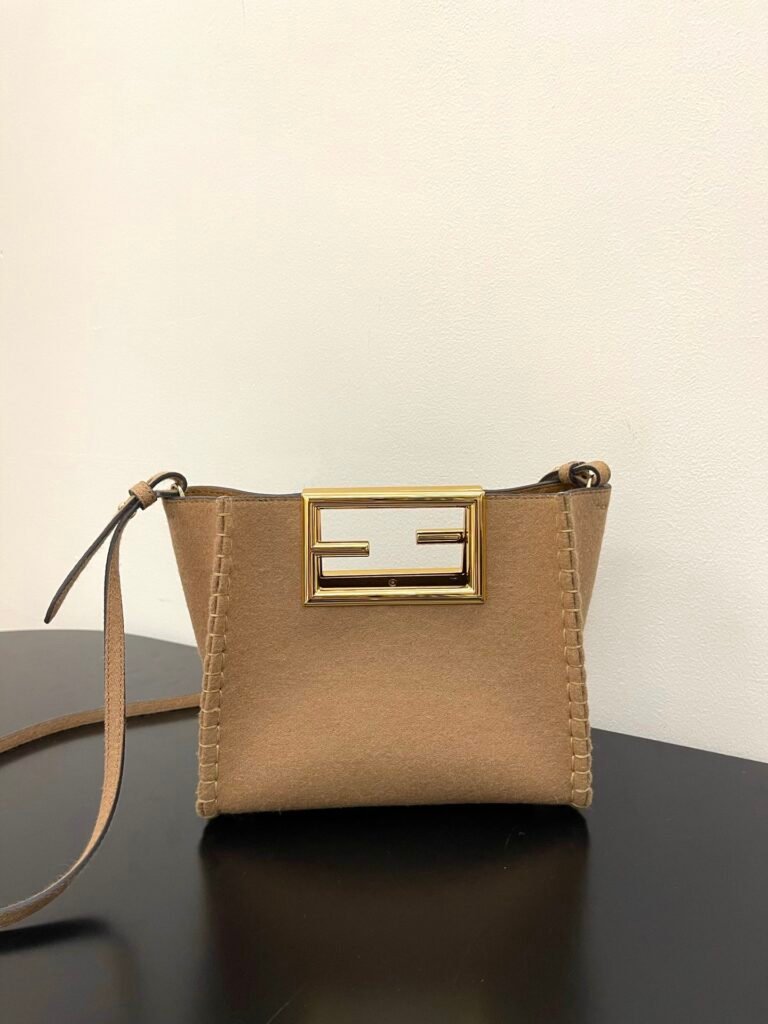 Fendi Mini sac à bandoulière taupe fermoir FF
