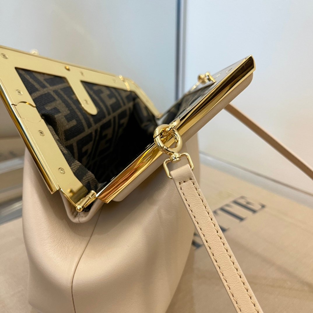 Fendi First petit sac ivoire