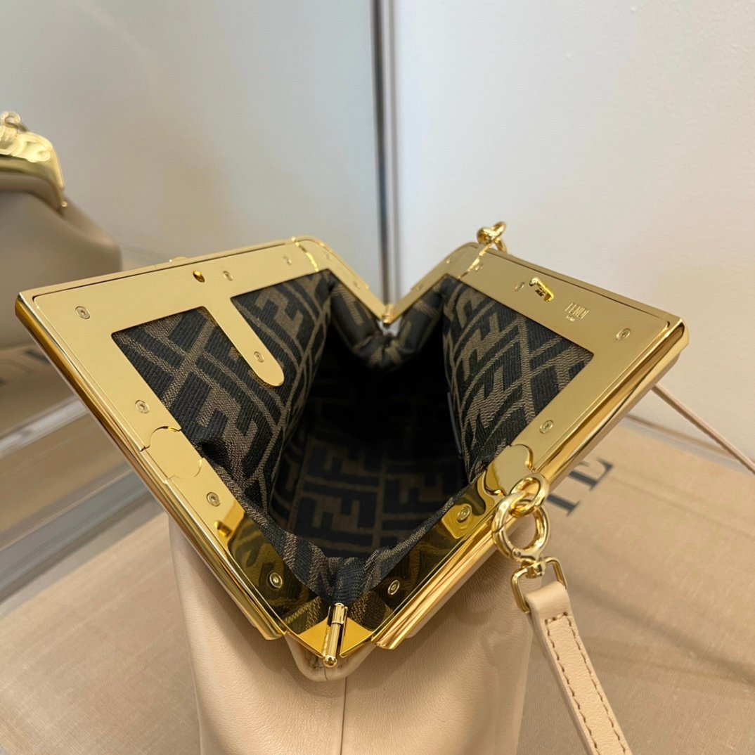 Fendi First petit sac ivoire
