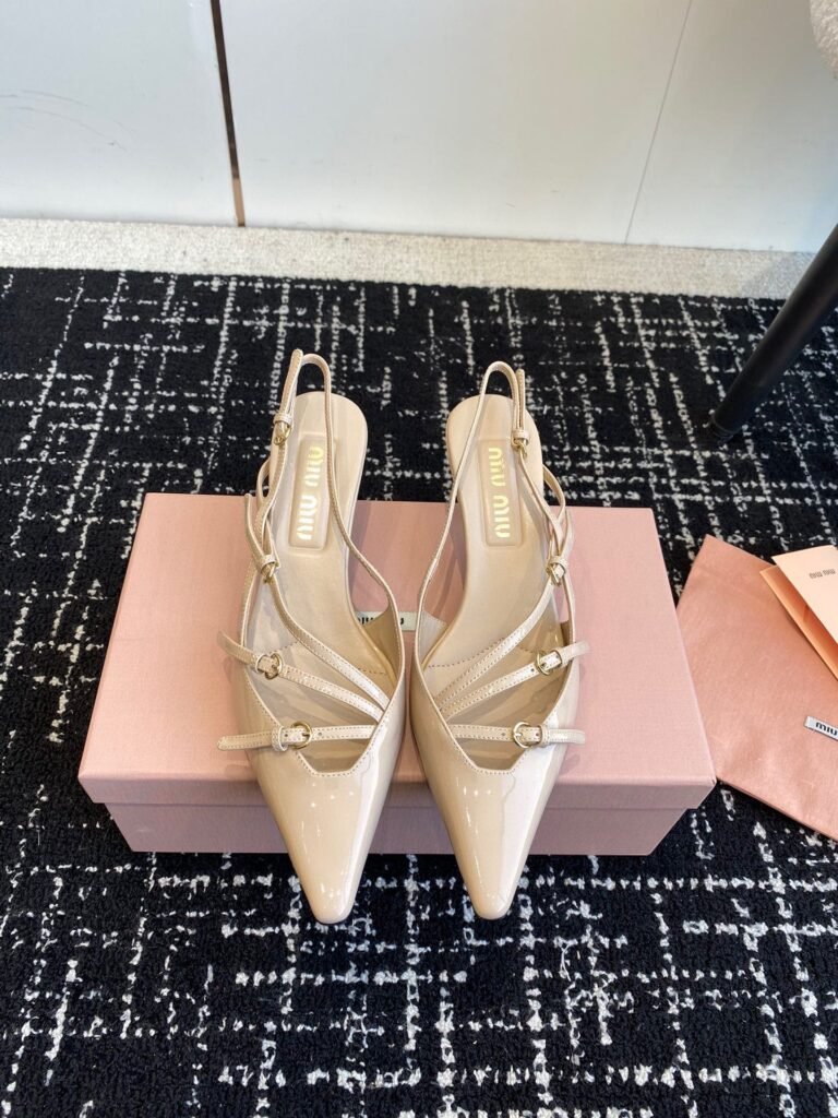 Miu Miu Escarpins slingback beige à fines brides