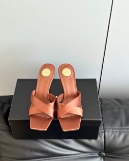 Ferragamo Mules camel à nœud Vara