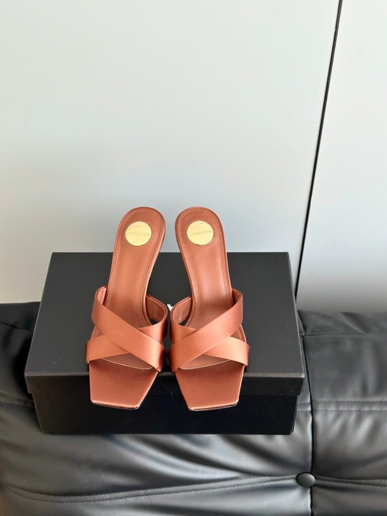 Ferragamo Mules camel à nœud Vara