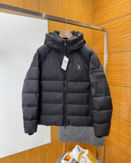 Dior Doudoune noire à capuche et écusson