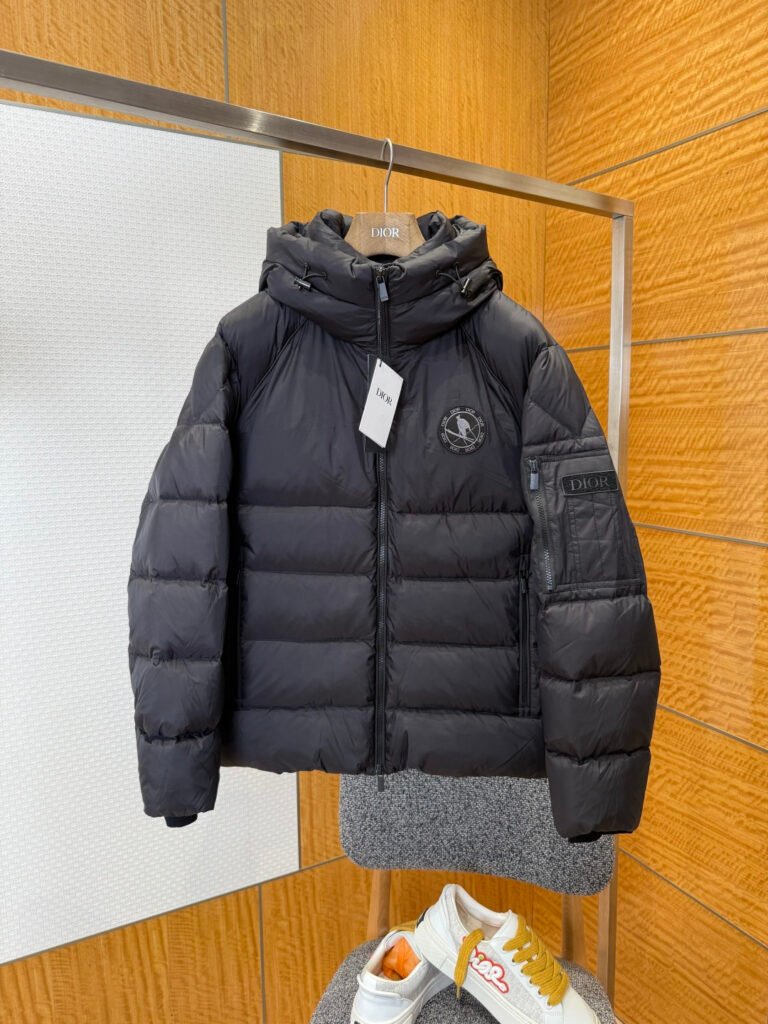 Dior Doudoune noire à capuche et écusson
