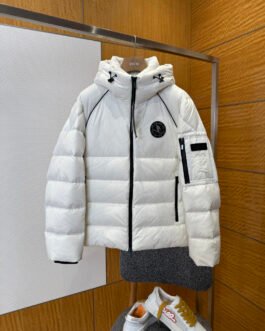 Dior Doudoune blanche à capuche et écussons noirs