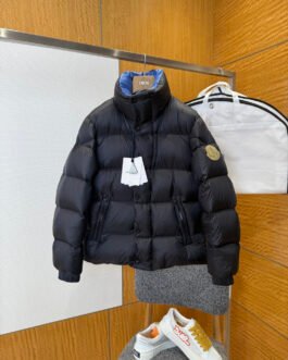 Moncler Doudoune noire brillante à col montant