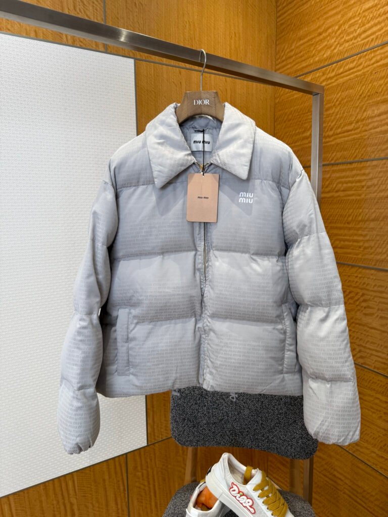 Miu Miu Doudoune argentée légère à col chemise