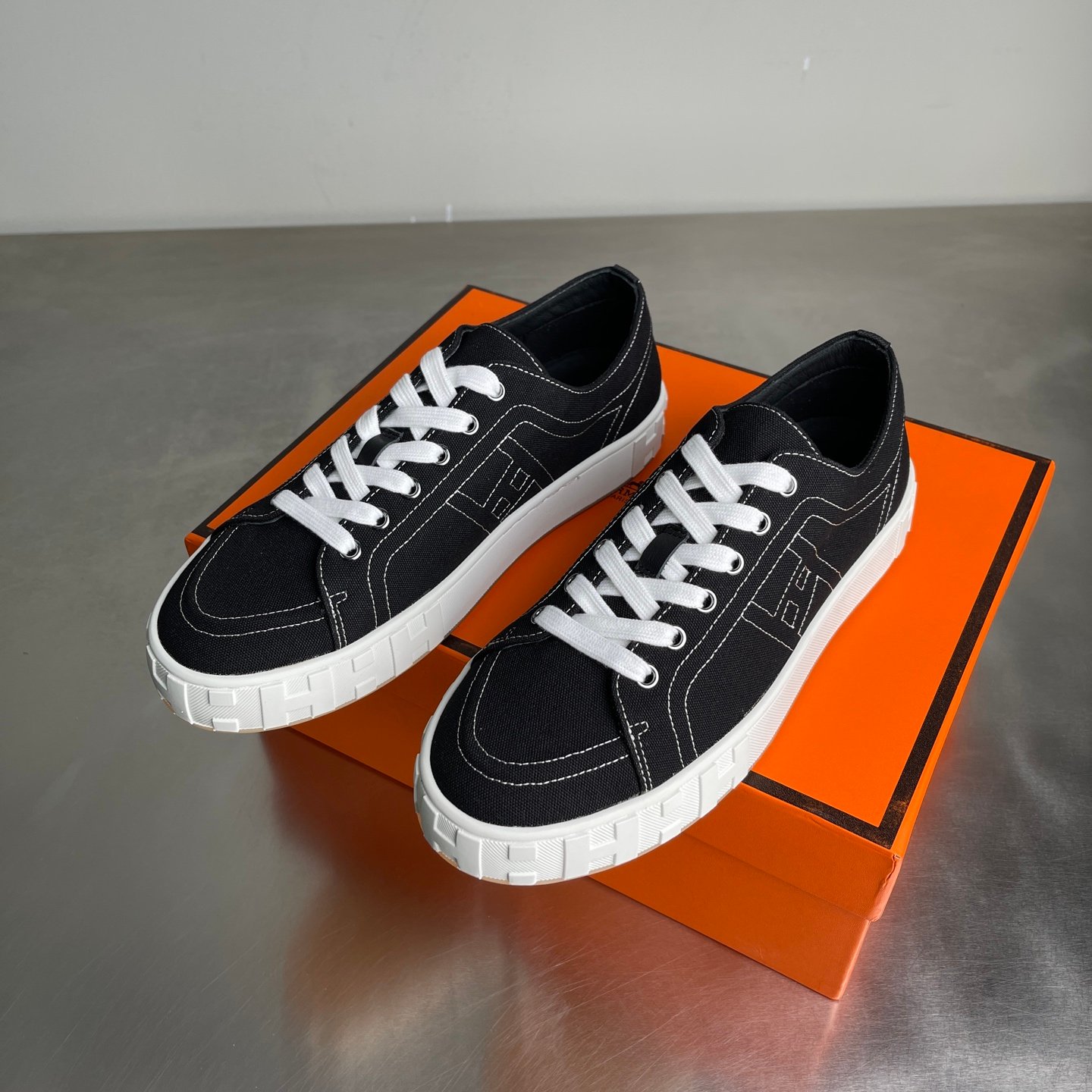 Hermès Baskets basses H en toile noire – Image 2