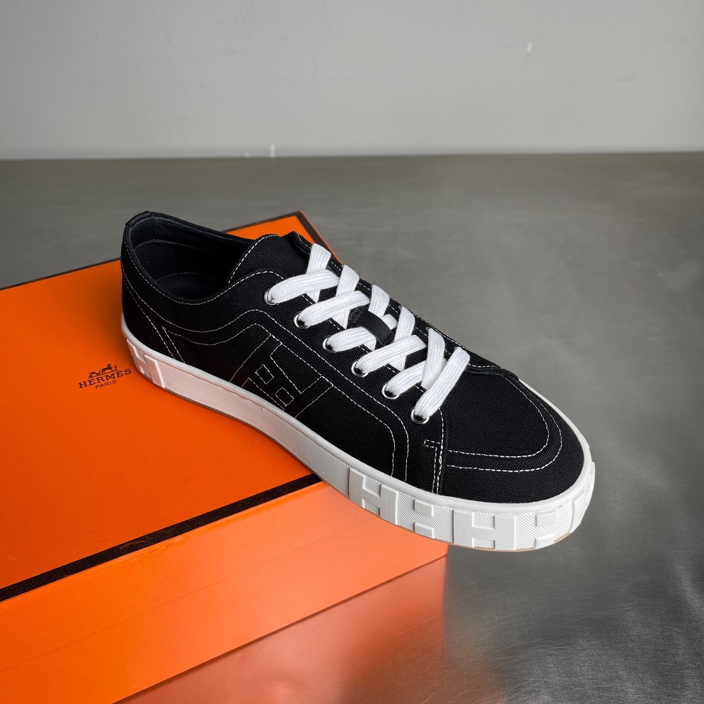 Hermès Baskets basses H en toile noire – Image 3