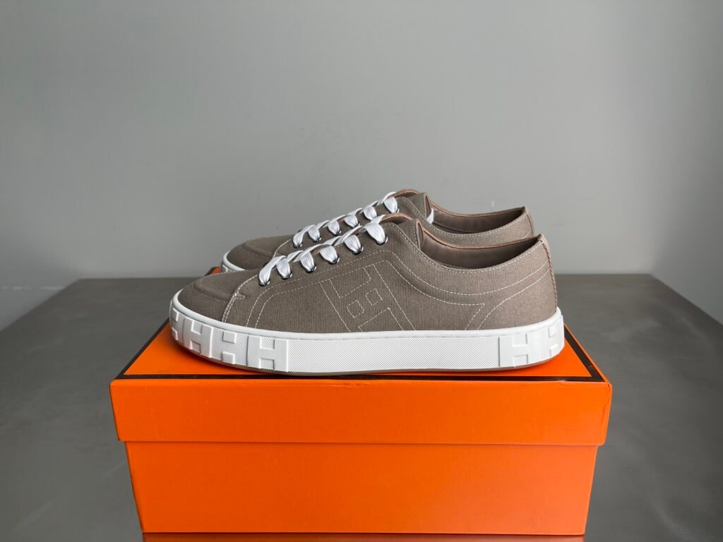 Hermès Baskets basses H en toile taupe