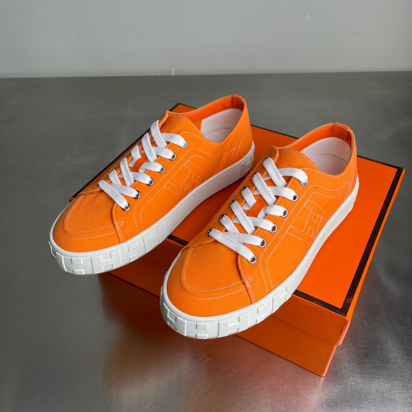 Hermès Baskets basses H en toile orange – Image 2