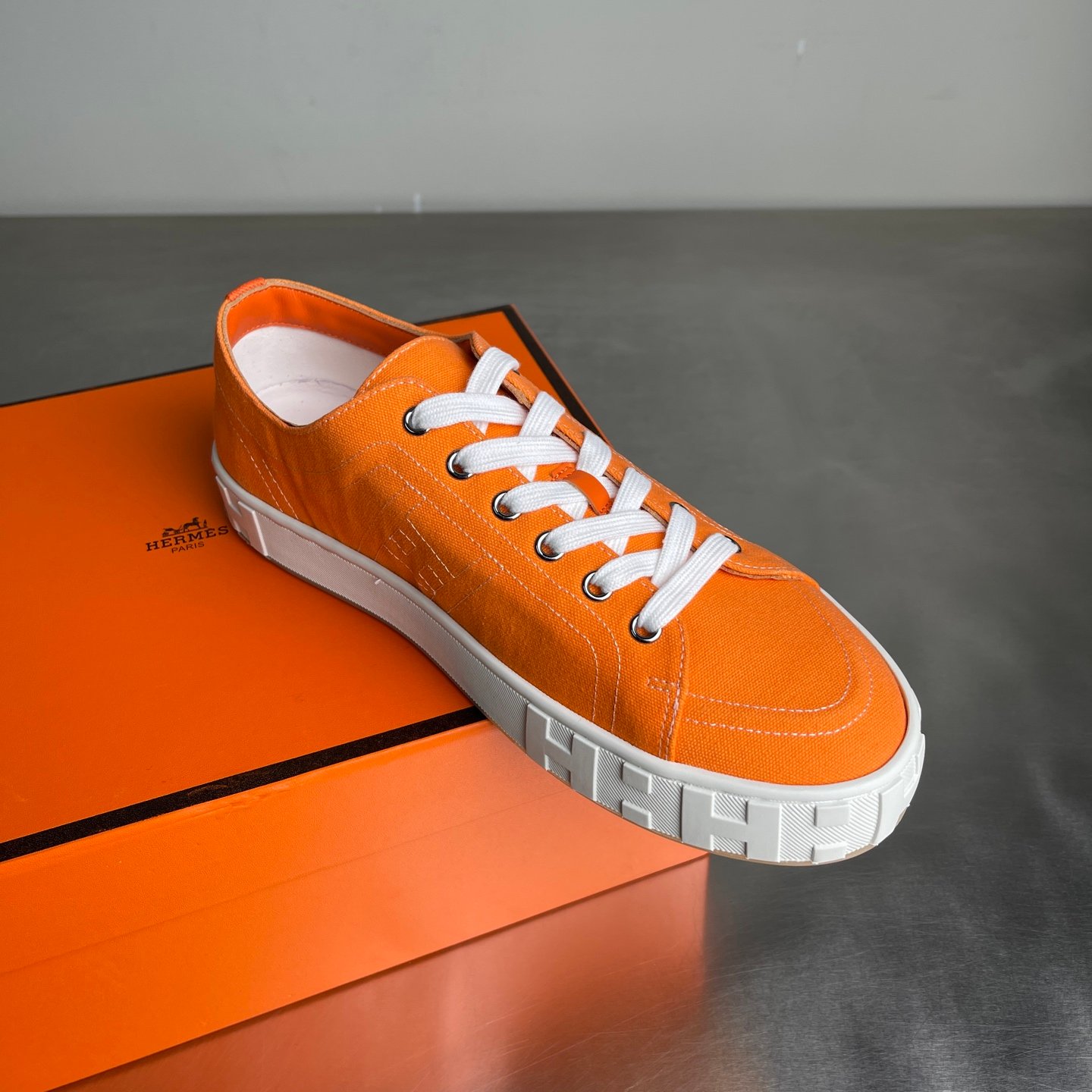 Hermès Baskets basses H en toile orange – Image 3