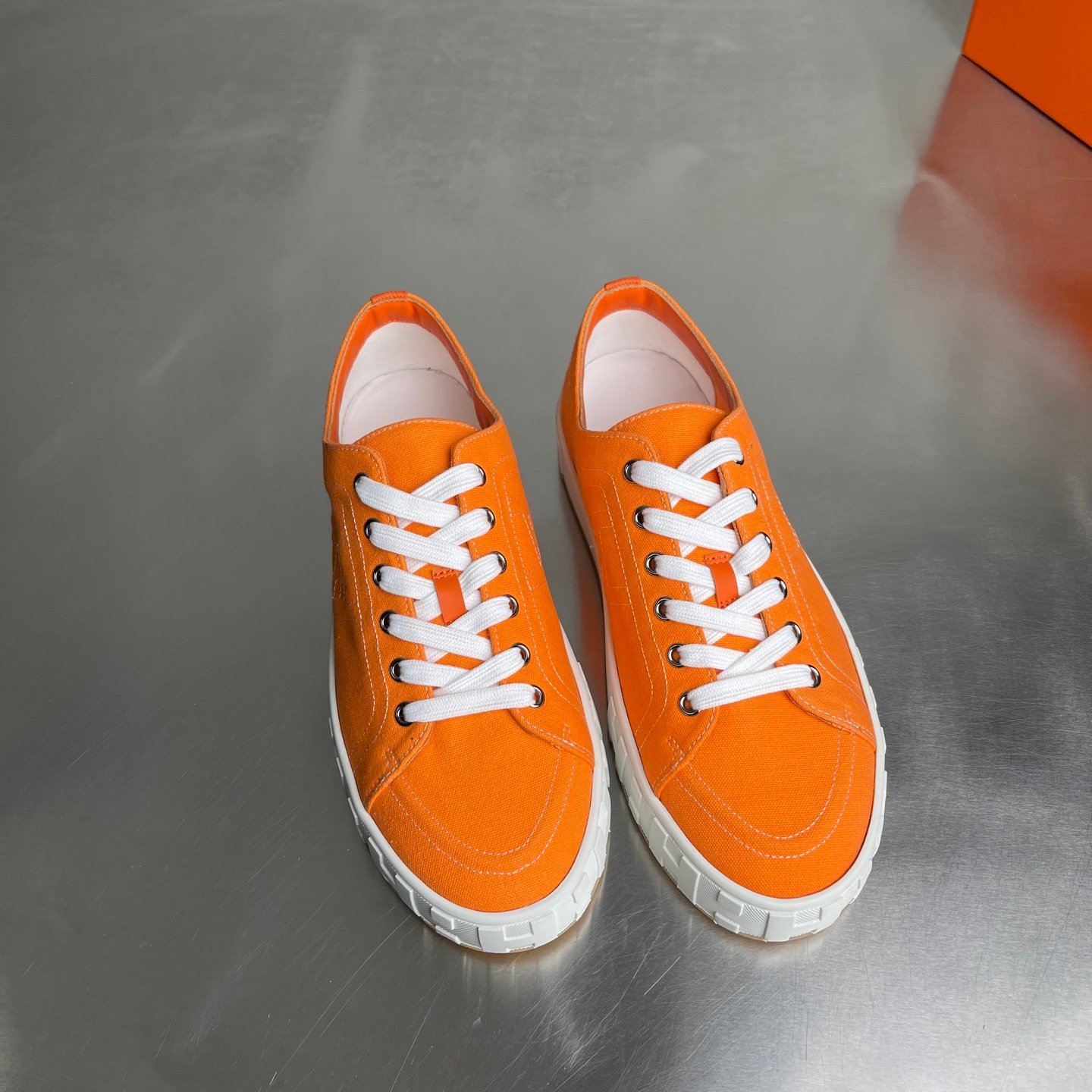 Hermès Baskets basses H en toile orange – Image 6