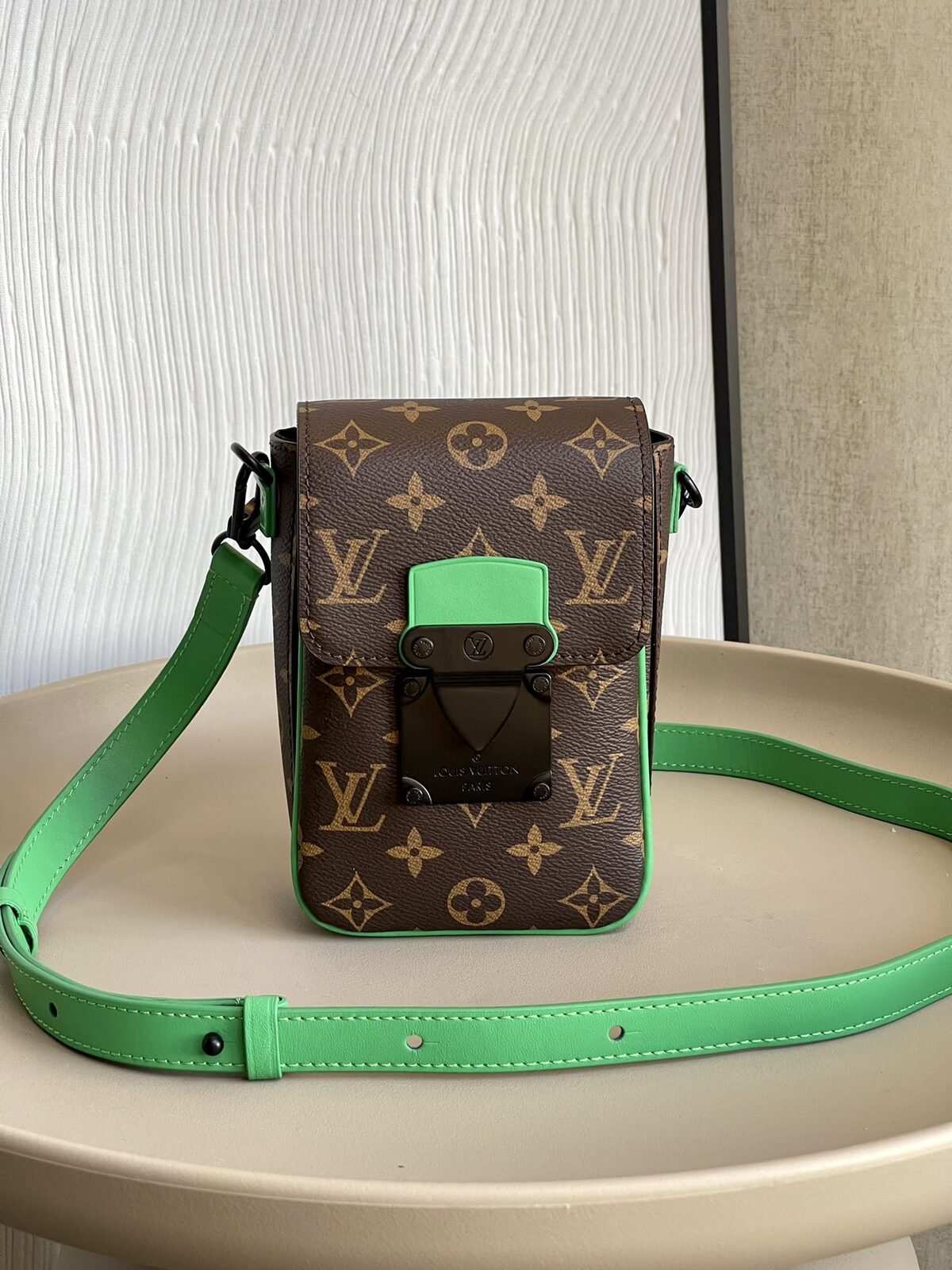 Louis Vuitton Pochette verticale Monogram – Marron et Vert