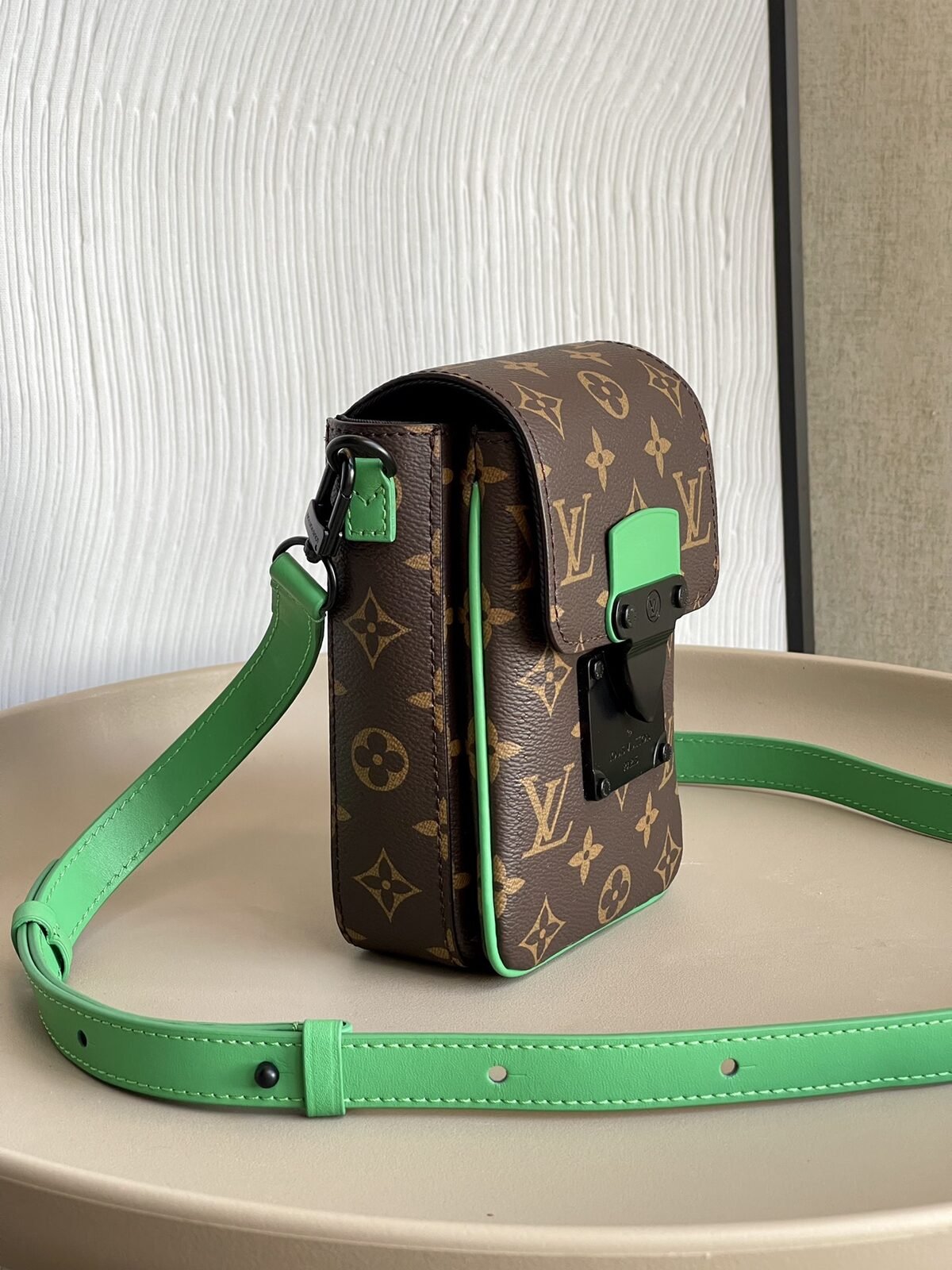 Louis Vuitton Pochette verticale Monogram – Marron et Vert
