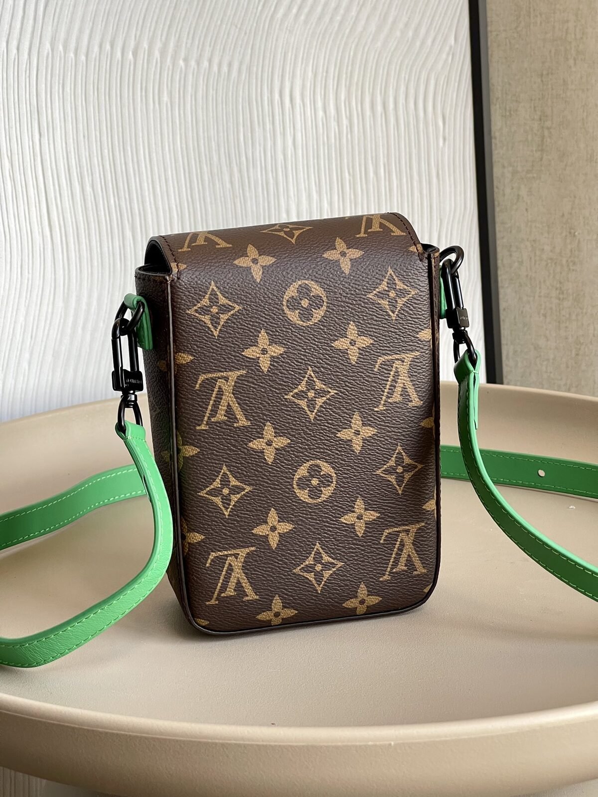 Louis Vuitton Pochette verticale Monogram – Marron et Vert