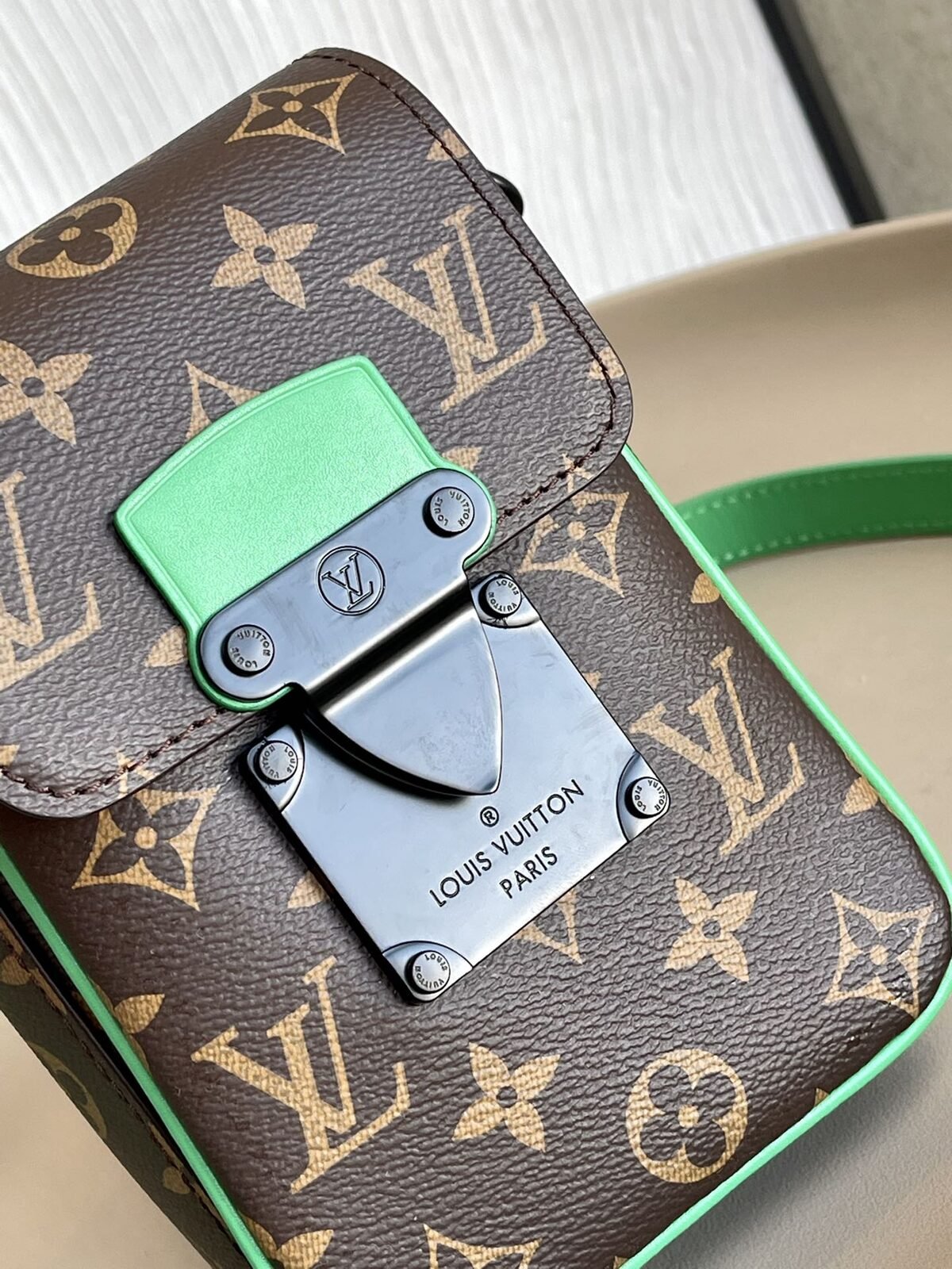Louis Vuitton Pochette verticale Monogram – Marron et Vert