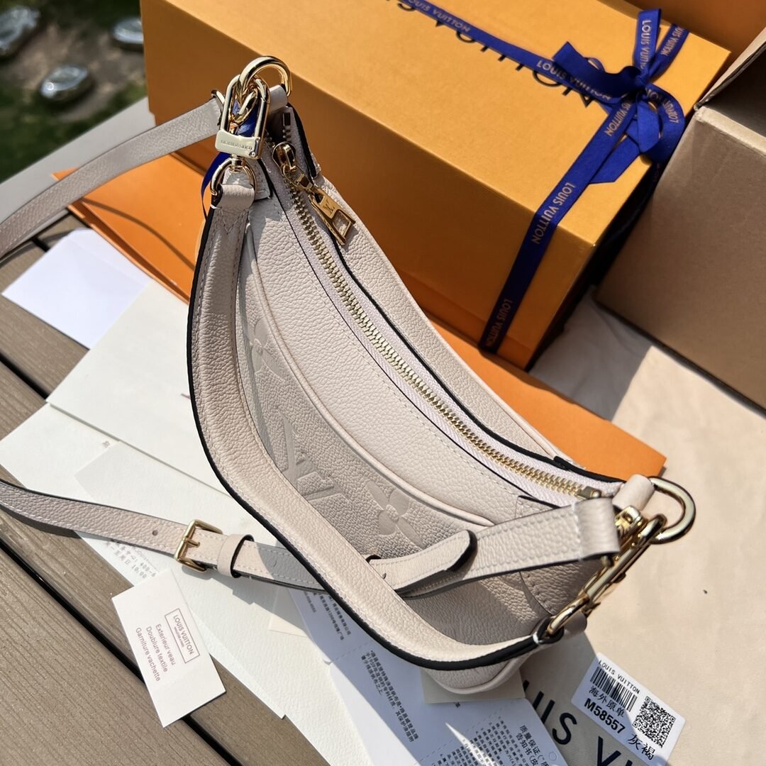 Louis Vuitton Loop Hobo – Blanc cassé