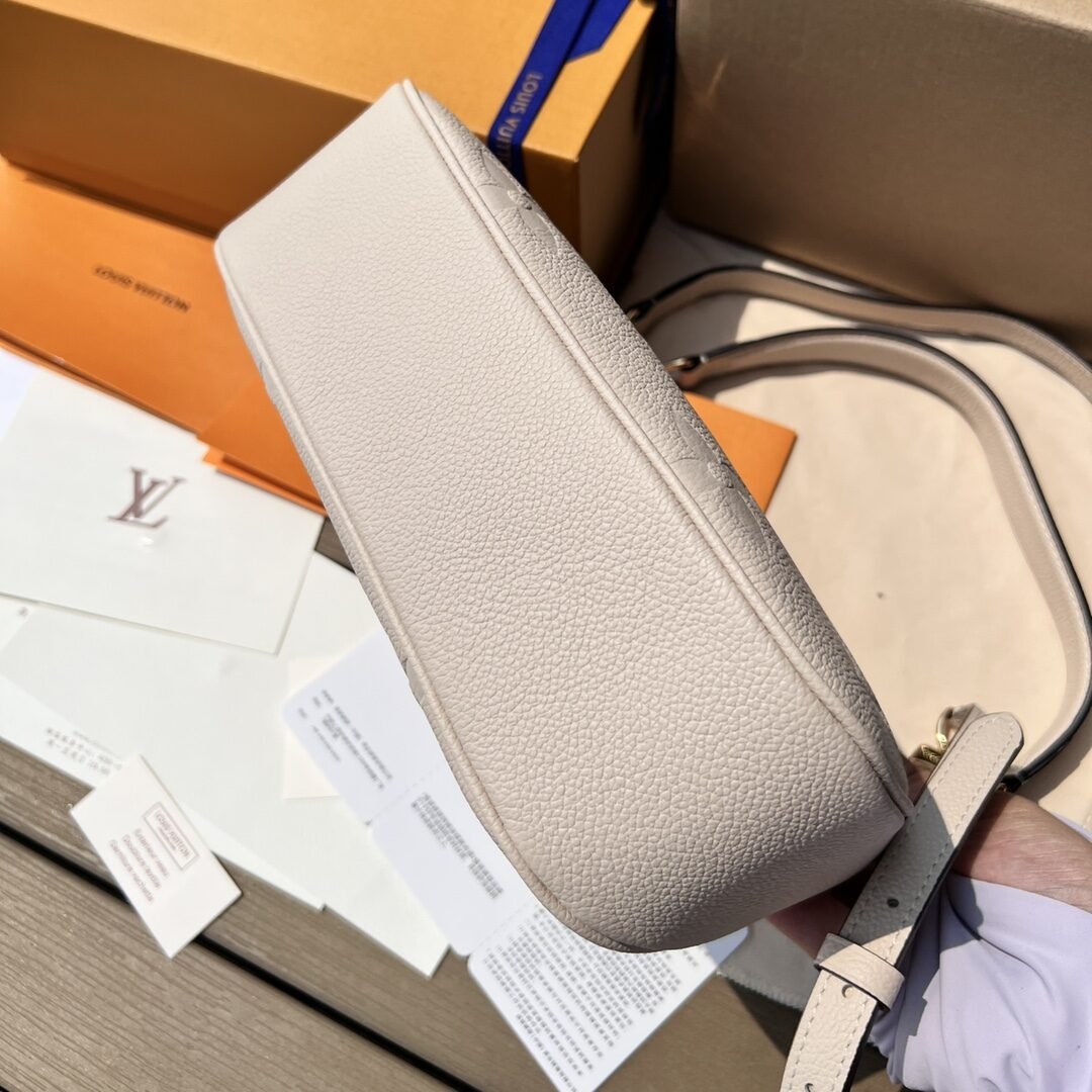 Louis Vuitton Loop Hobo – Blanc cassé