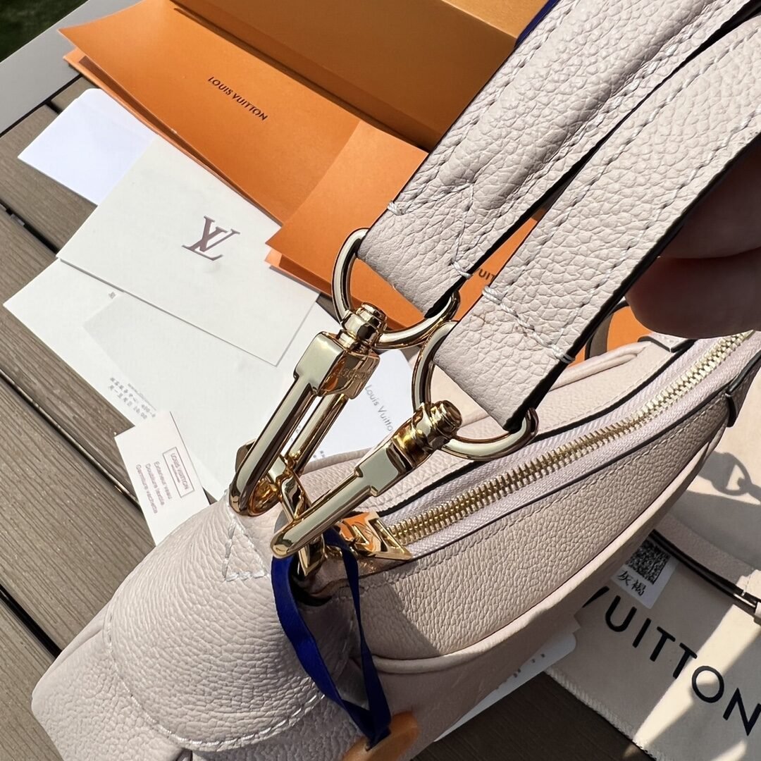 Louis Vuitton Loop Hobo – Blanc cassé