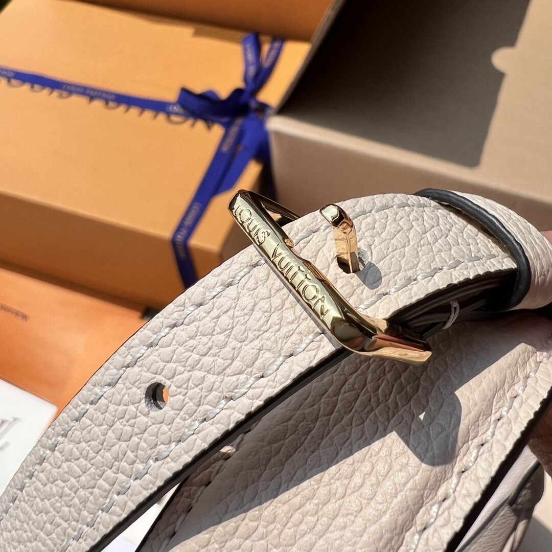 Louis Vuitton Loop Hobo – Blanc cassé