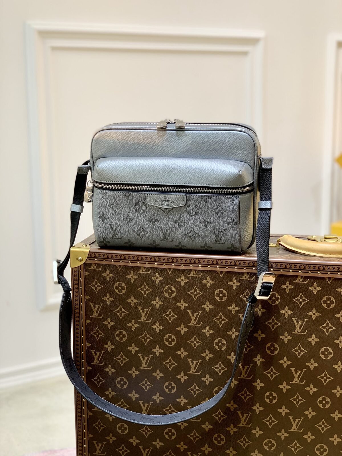Louis Vuitton Sacoche Trio Monogram – Gris et Noir