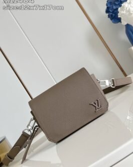 Louis Vuitton Pochette LV en cuir grainé – Taupe