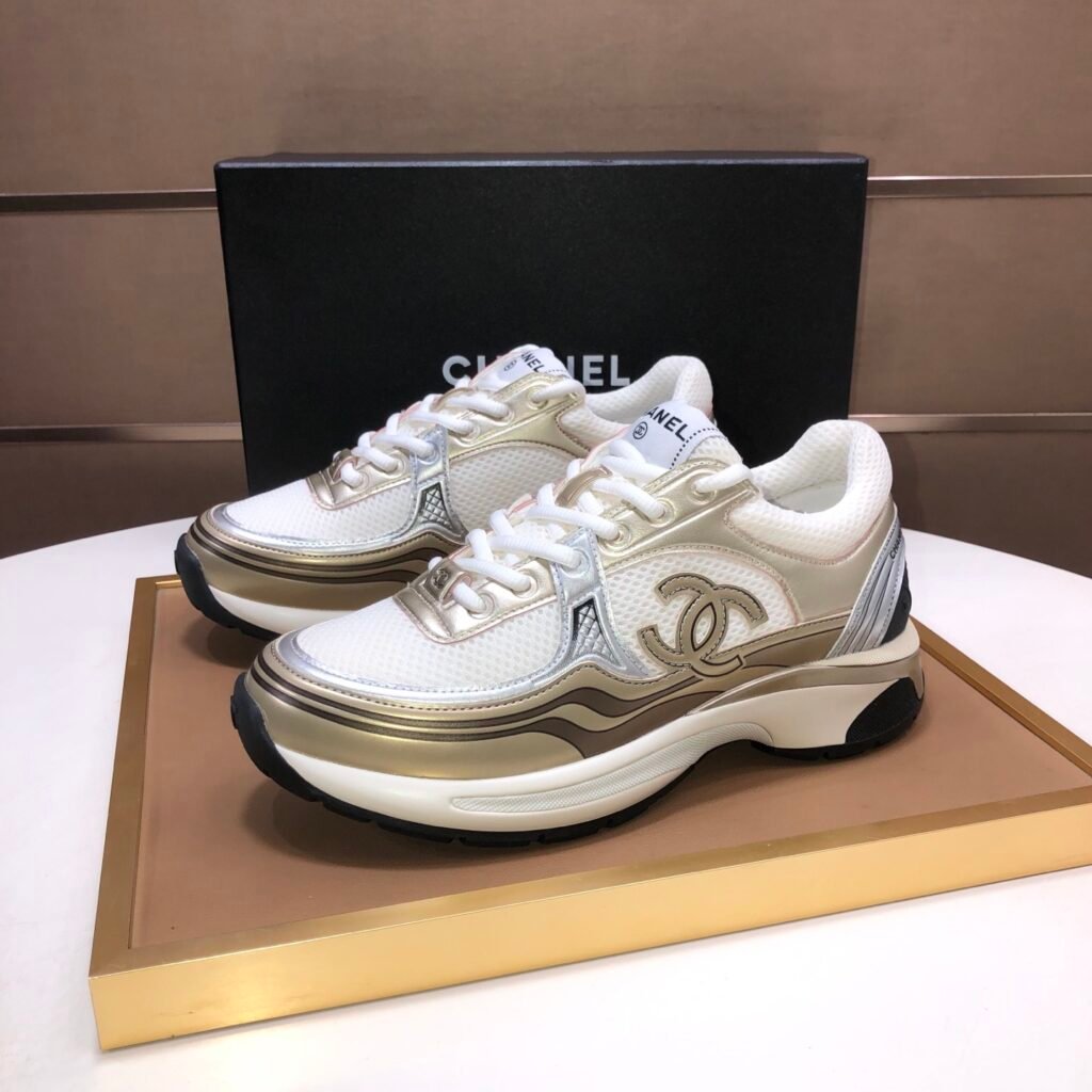 Chanel Baskets CC à semelle chunky blanc et argenté