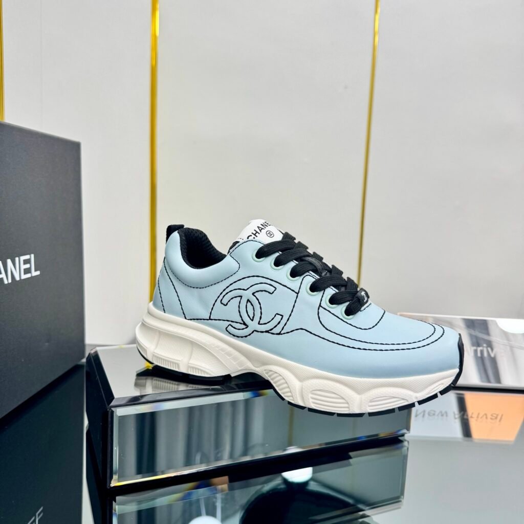 Chanel Baskets CC à semelle chunky bleu clair
