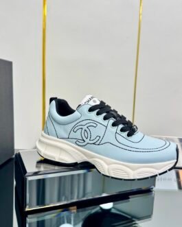 Chanel Baskets CC à semelle chunky bleu clair