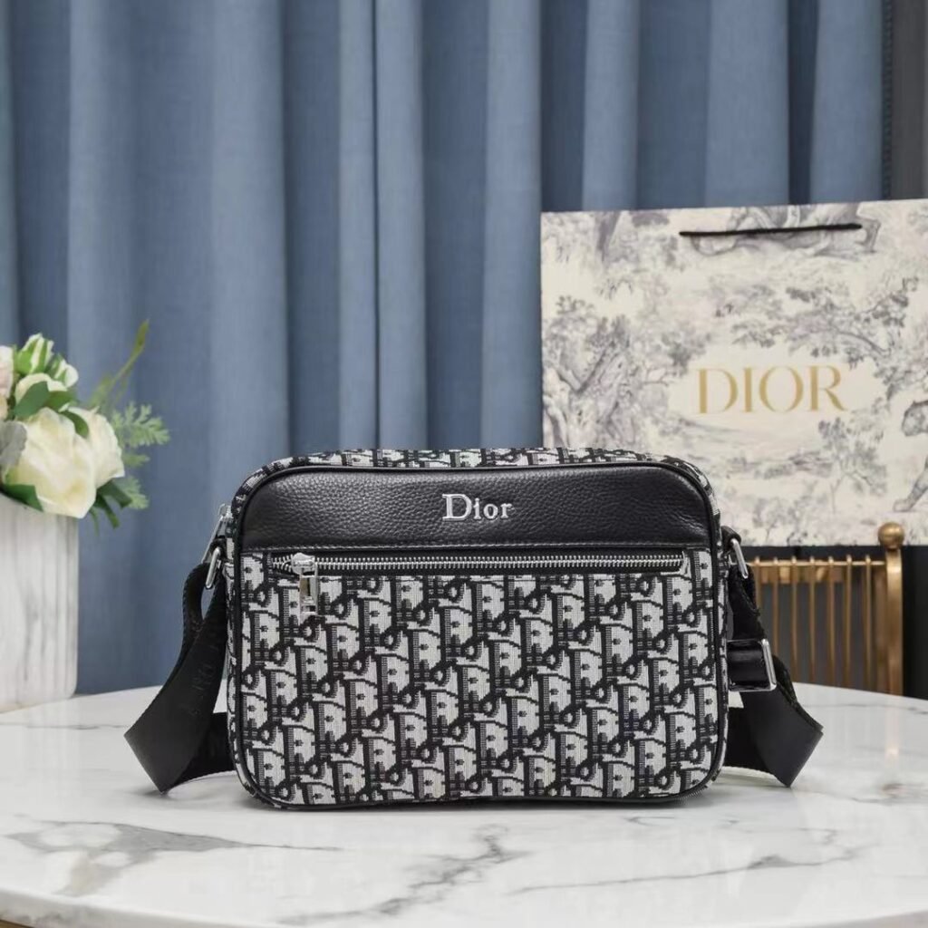 Dior Rider Zipped Messenger Dior Oblique 23 × 15 × 6,5 cm – Blanc et Noir