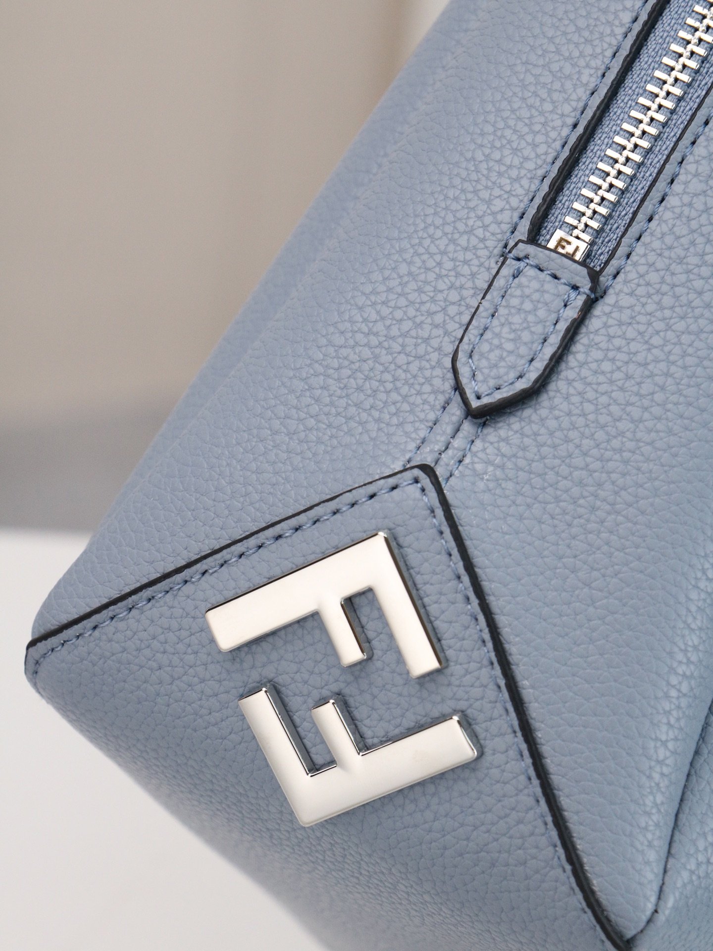 Fendi By The Way Soft Medium 29 × 17 × 13 cm – Bleu Clair – Image 5