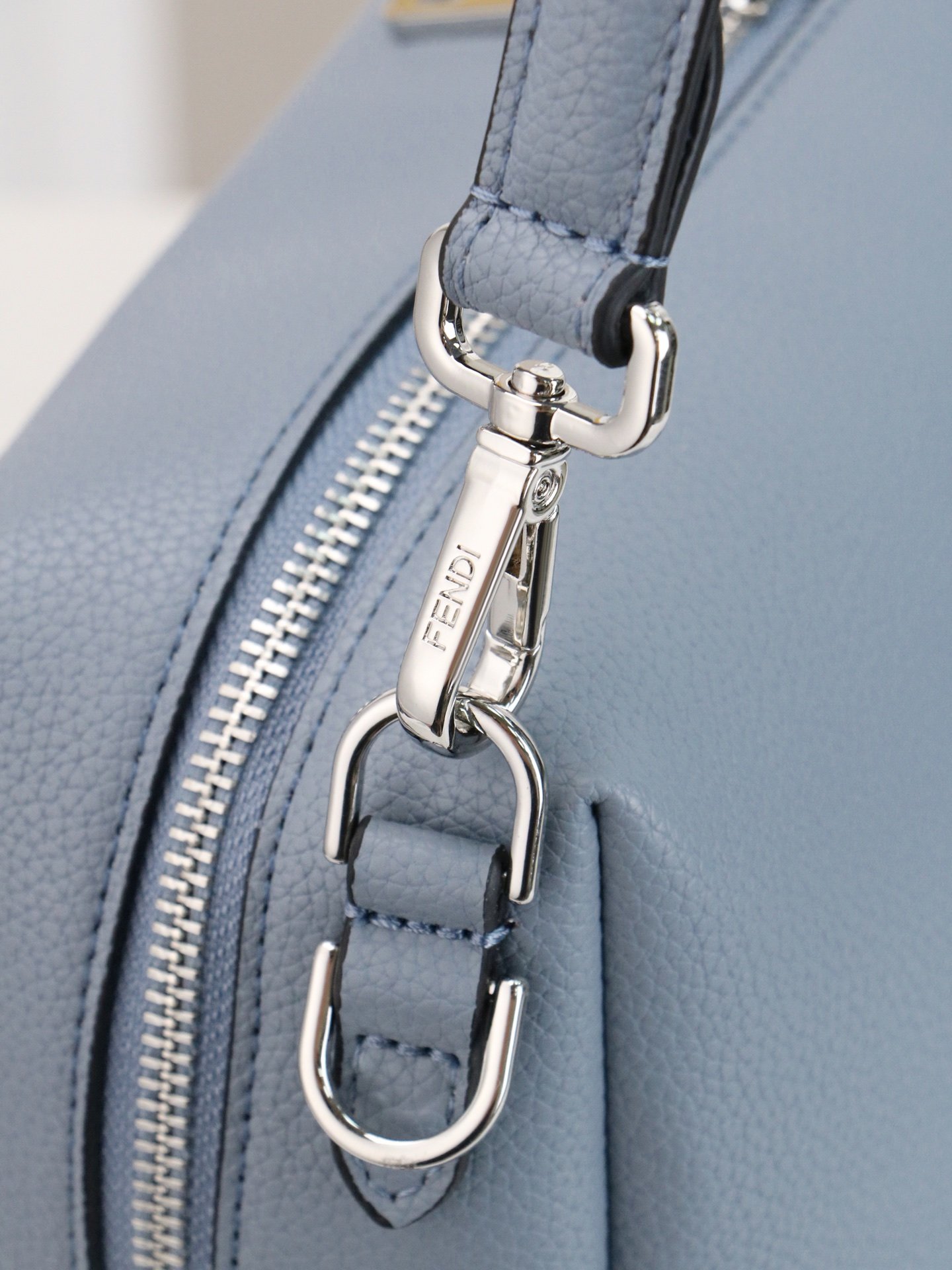 Fendi By The Way Soft Medium 29 × 17 × 13 cm – Bleu Clair – Image 7