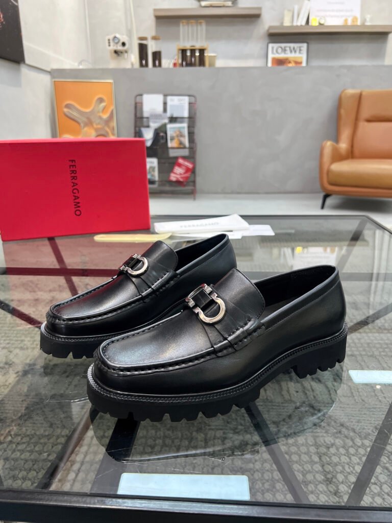 Ferragamo Mocassins Gancini à semelle crantée noir