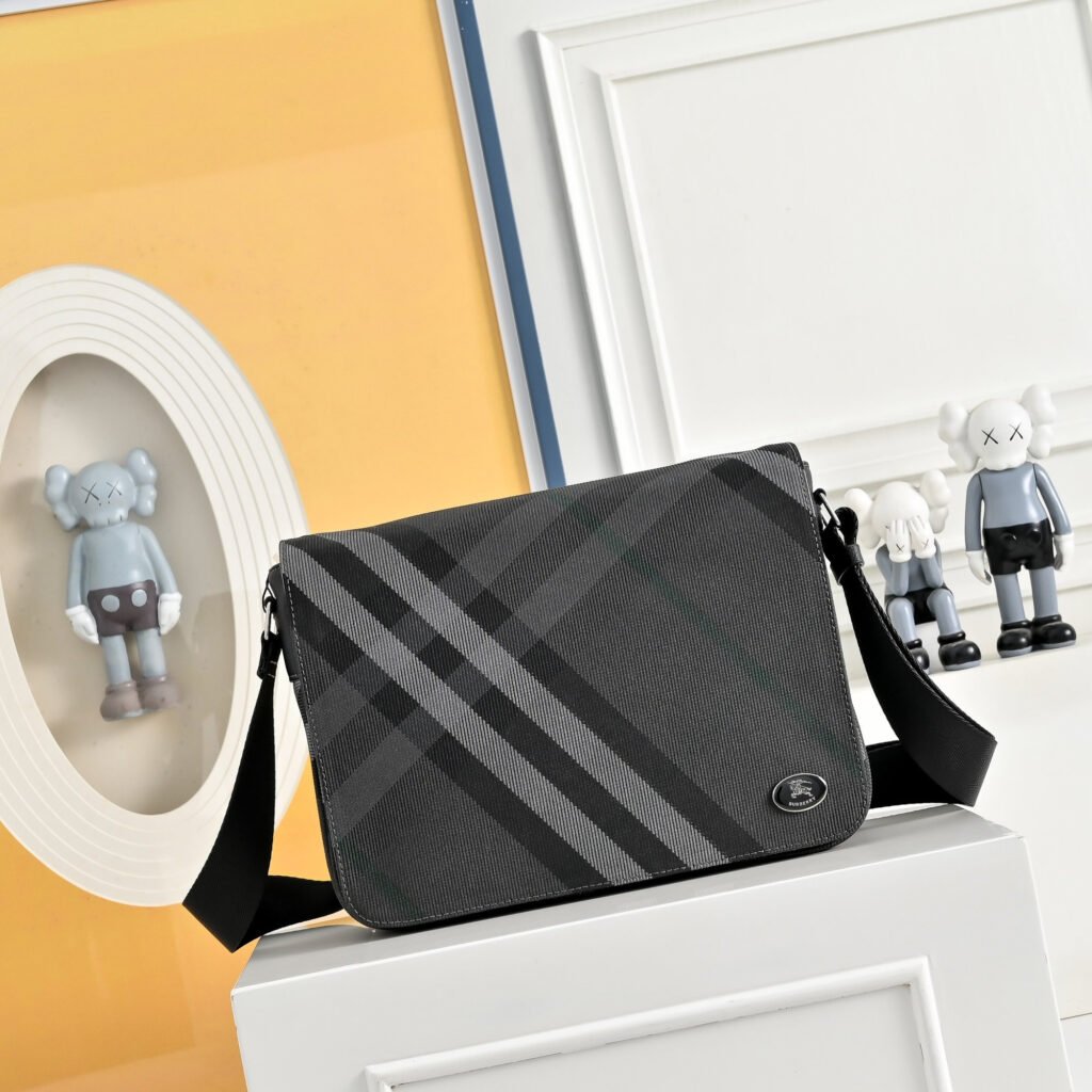 Burberry Sacoche London Check noire