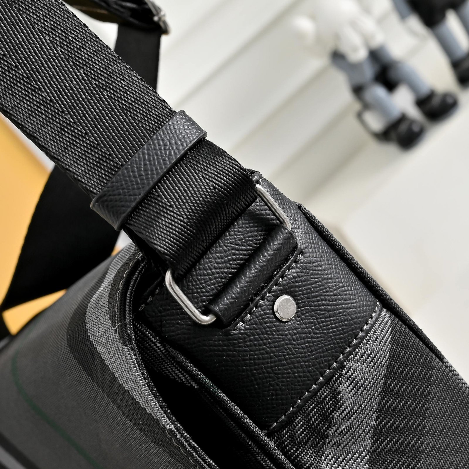 Burberry Sacoche London Check noire