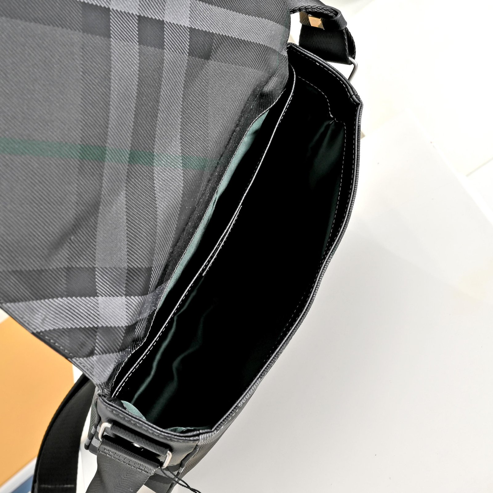 Burberry Sacoche London Check noire